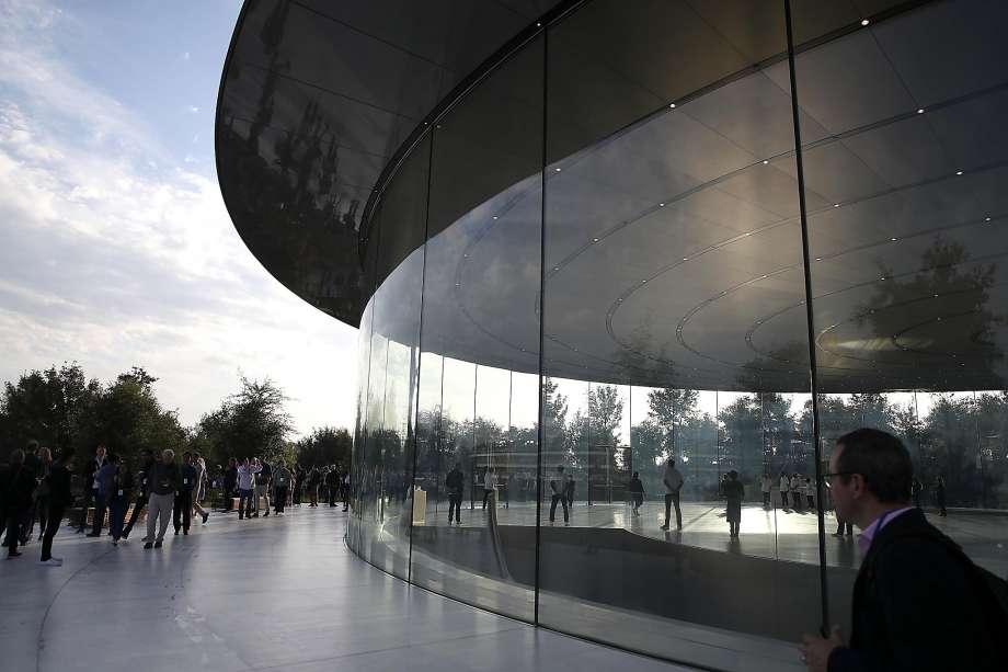 Los empleados de Apple se lastiman corriendo contra las paredes de vidrio en Apple Park 1